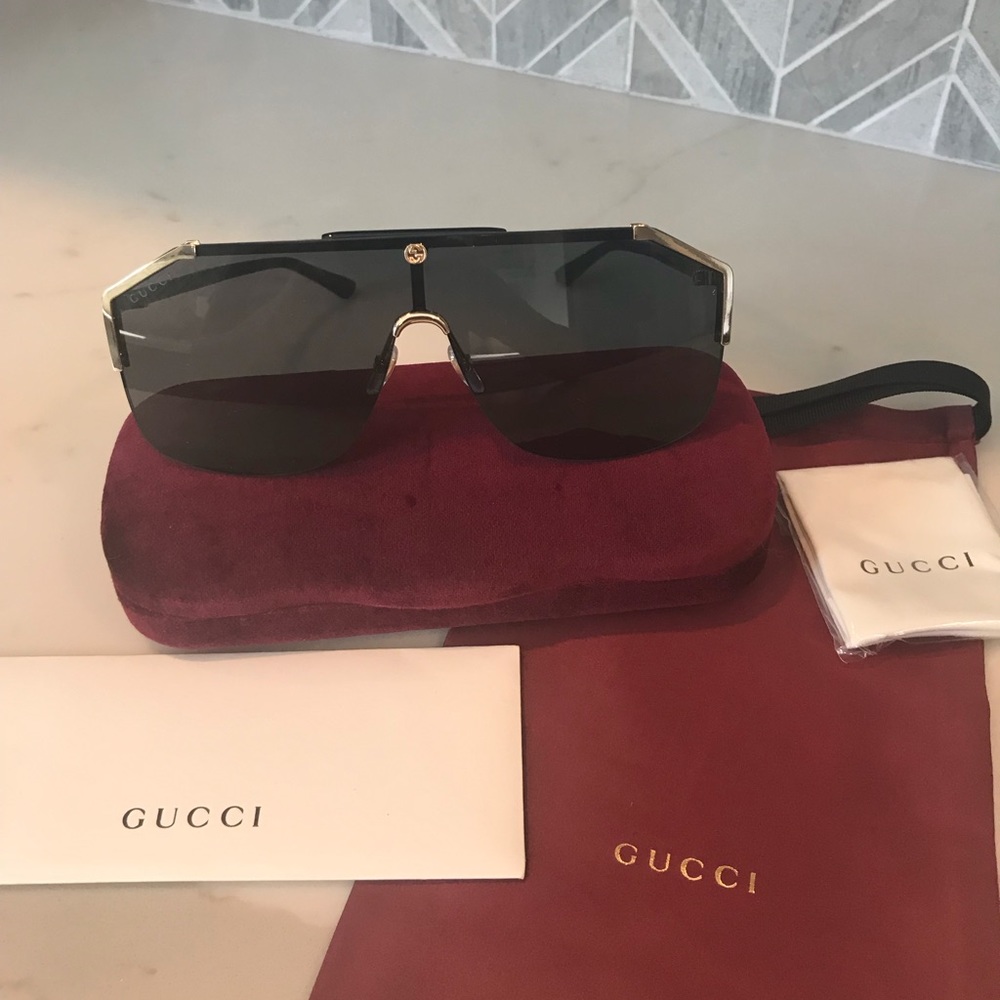 Gucci black shield sunglasses π₯π₯π₯π₯ - Picture 3 of 8
